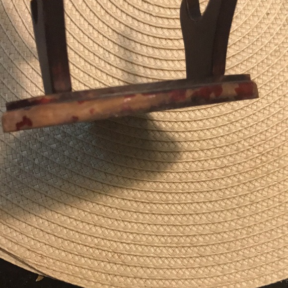 Japanese Kutani Thousand 1000 Faces Japanese Teacup & Saucer on Wood Stand - Picture 9 of 9